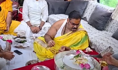चलती ट्रेन में 'रुद्राभिषेक' पर हंगामा: रेलवे ने बताया सैलून कोच में पूजा करने का असली नियम, सोशल मीडिया के दावों को किया खारिज