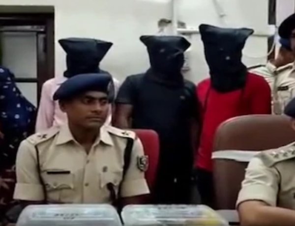पूर्णिया में 'बंटी-बबली' गैंग का पर्दाफाश: 4 महिलाओं समेत 7 अंतरजिला चोर गिरफ्तार, लाखो के जेवरात और विदेशी मुद्रा बरामद