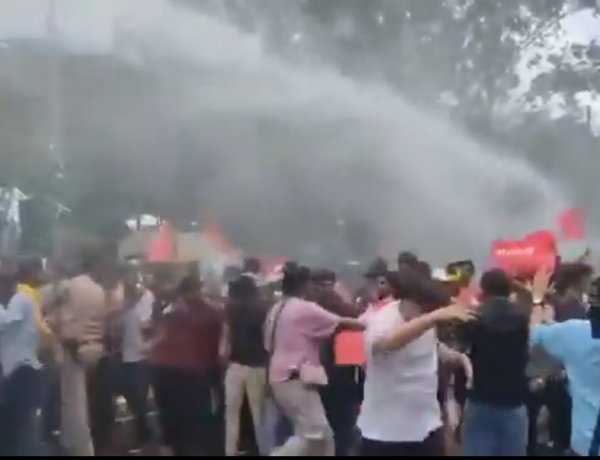 नीट धांधली पर पटना में बवाल: राजभवन जा रहे छात्रों पर पुलिस ने दागे आंसू गैस के गोले, चलाया वाटर कैनन और लाठीचार्ज