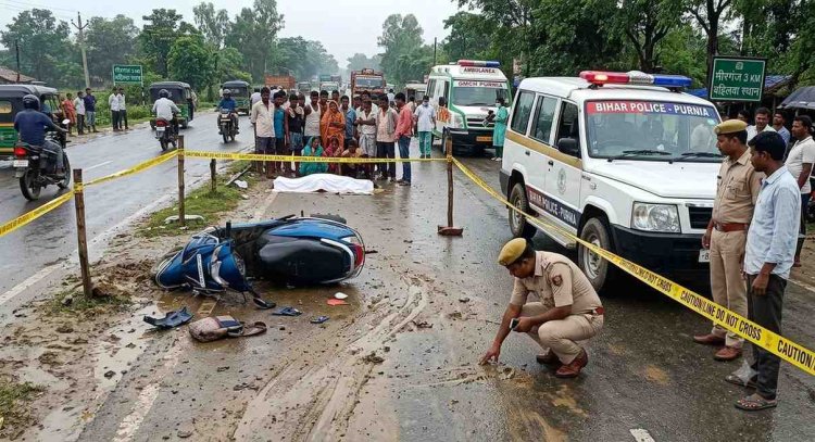 सड़क पर फैली चिकनी मिट्टी बनी काल,मीरगंज के समीप भीषण हादसा, स्कूटी सवार मां की मौत, बेटी की हालत नाजुक
