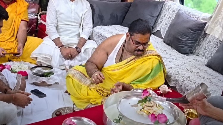 चलती ट्रेन में 'रुद्राभिषेक' पर हंगामा: रेलवे ने बताया सैलून कोच में पूजा करने का असली नियम, सोशल मीडिया के दावों को किया खारिज