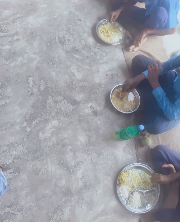 स्कूल प्रबंधन व विभागीय सांठगांठ से मासूमों के निवाले पर सीधी सेंधमारी; 15% कट मनी के चक्कर में खिचड़ी से गायब हुई दाल और सब्जियां