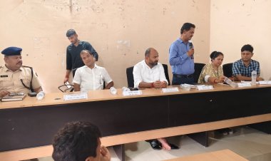 कसबा बीस सूत्री बैठक: 'हवा-हवाई नहीं, होमवर्क करके आएं अधिकारी', विधायक नितेश कुमार सिंह ने लगाई क्लास