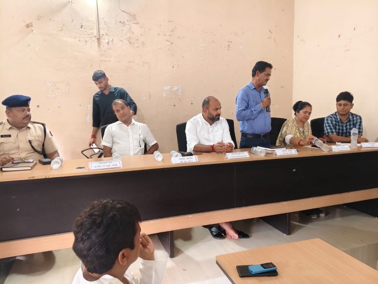 कसबा बीस सूत्री बैठक: 'हवा-हवाई नहीं, होमवर्क करके आएं अधिकारी', विधायक नितेश कुमार सिंह ने लगाई क्लास