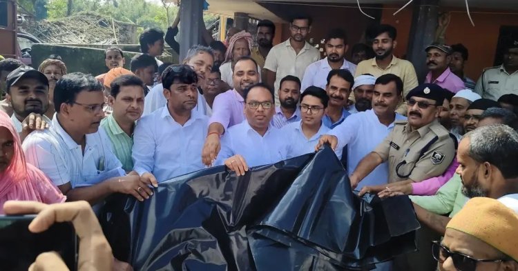 बायसी के तूफान पीड़ितों के बीच पहुंचे प्रशासनिक अधिकारी, बांटी गई राहत सामग्री; DM अंशुल कुमार बोले- 'हर प्रभावित को मिलेगी सहायता'