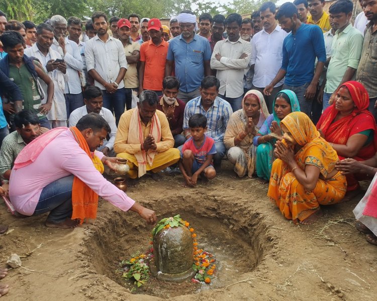 पूर्णिया में जमीन से दिखी शिवलिंग जैसी आकृति, खबर फैलते ही उमड़ी भीड़; गांव में पूजा-पाठ शुरू