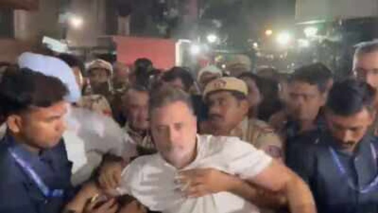 बड़ी खबर: दिल्ली में चुनाव आयोग के खिलाफ मार्च निकाल रहे राहुल गांधी हिरासत में, विपक्ष का जोरदार प्रदर्शन